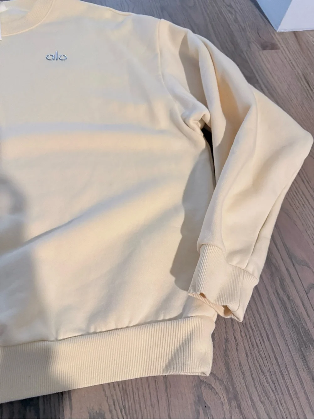 ALO Yoga Accolade Sweatshirt in Candlelight Yellow